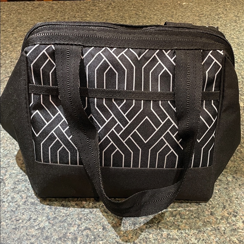 Igloo Black and White Pattern Insulated Handled Lunch Bag - Picture 2 of 10